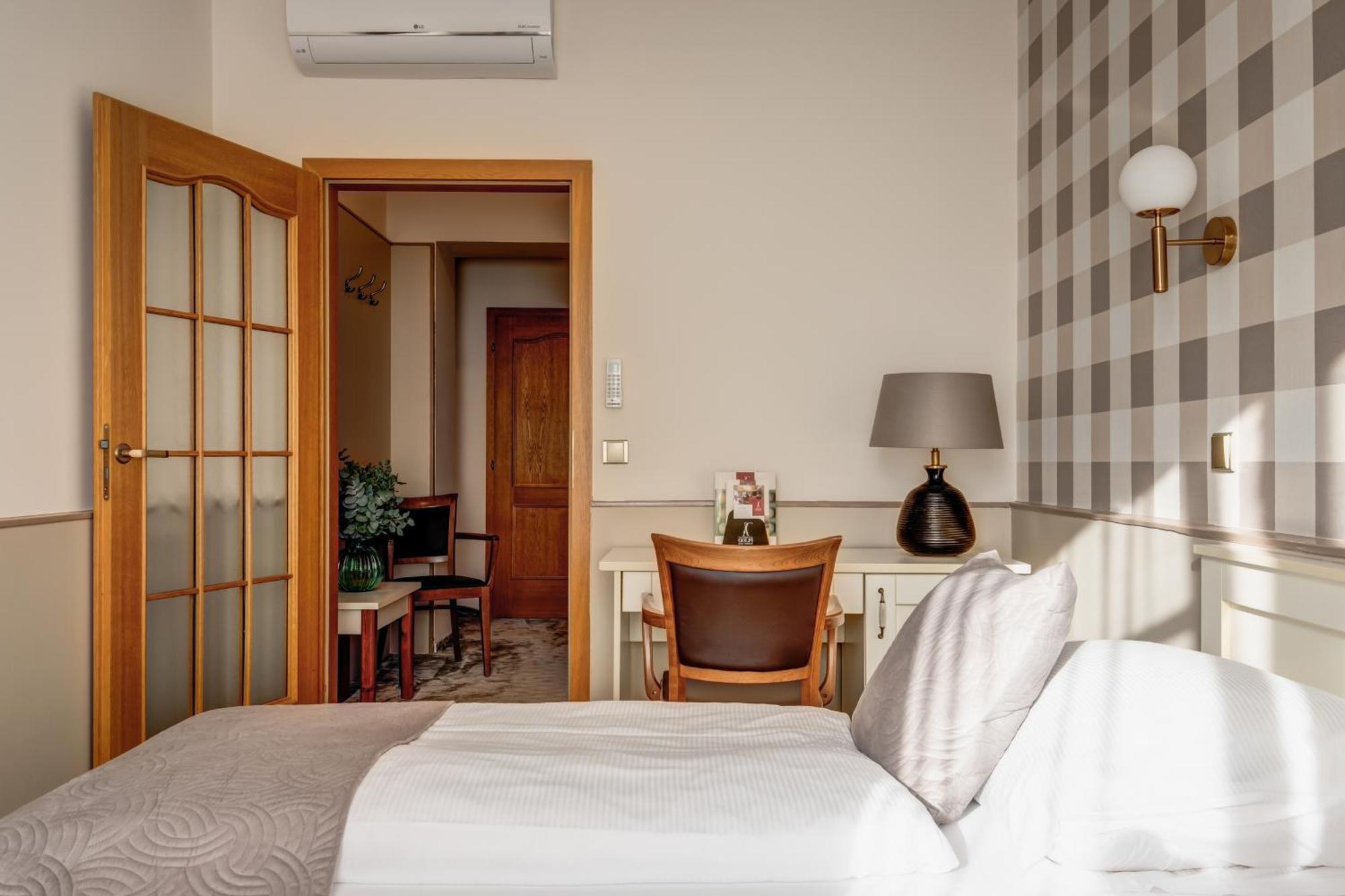 Hotel Golfi Poděbrady Buitenkant foto